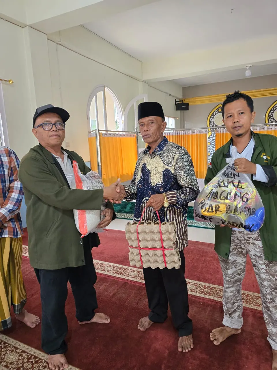 Berbagi di Bawah Gerimis: Pedagang Pasar Bandar Buat Hadir untuk Korban Galodo Gunung Marapi