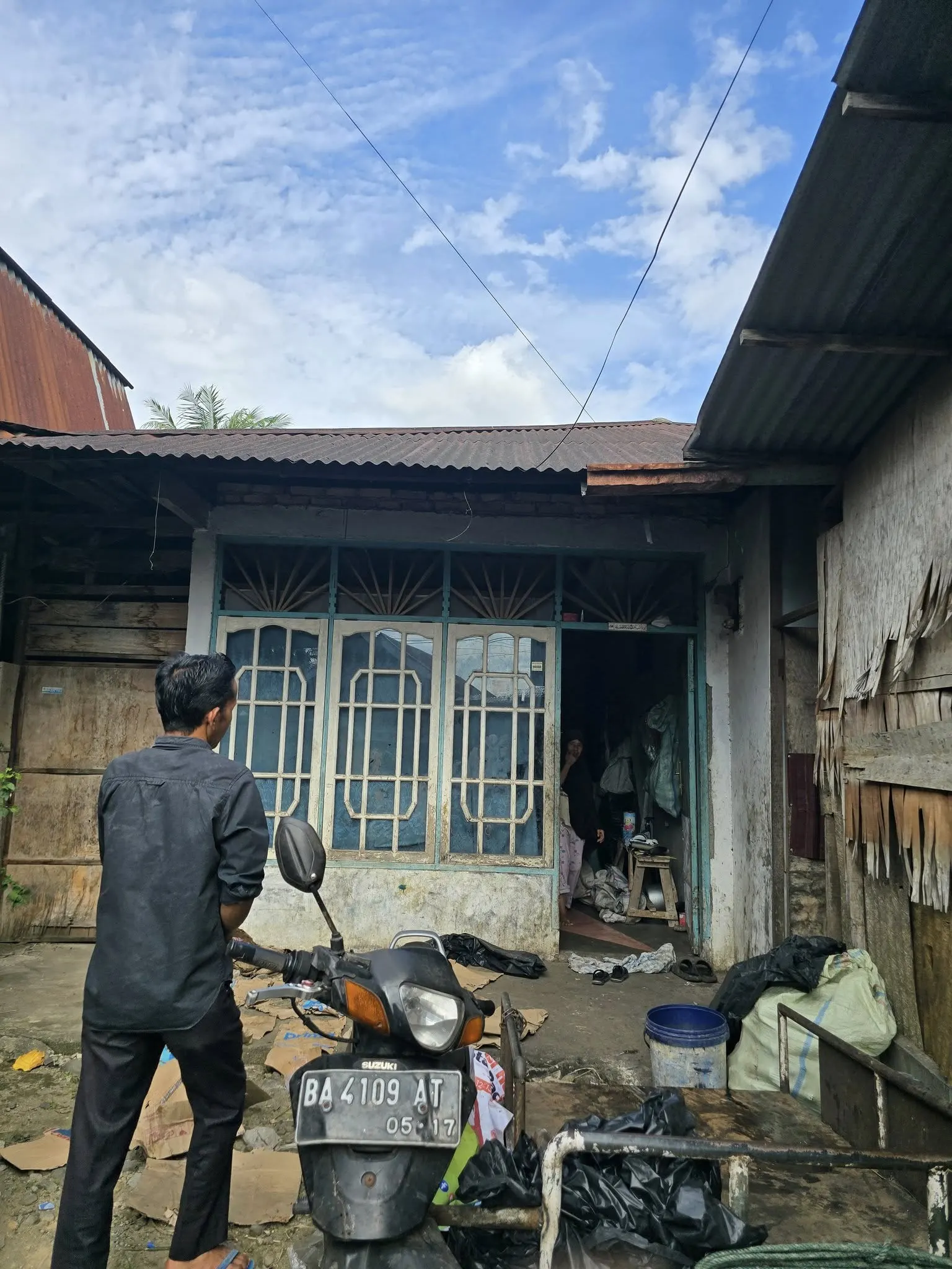 Di Antara Barang Bekas, Ada Harapan: Perjuangan Seorang Ayah untuk Masa Depan Anak