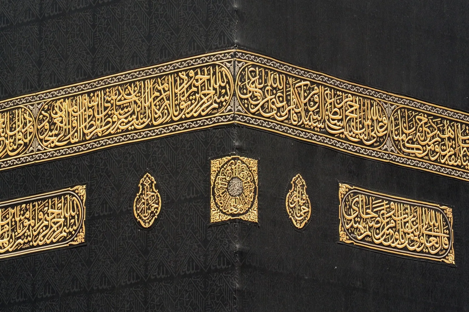Kiswah: Hitam yang Menyelimuti, Cahaya yang Mengingatkan