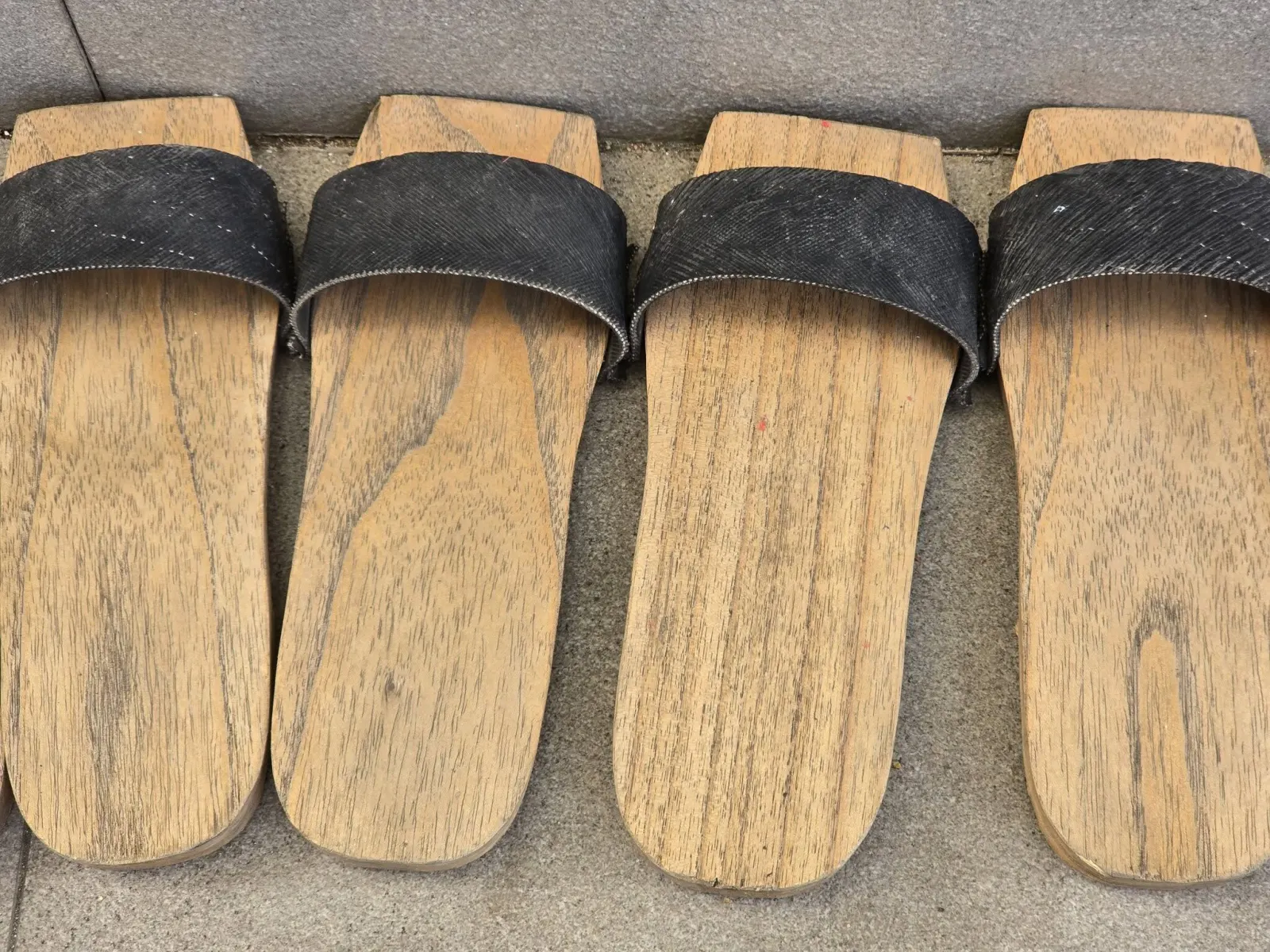 Sandal Tangkelek di Masjid
