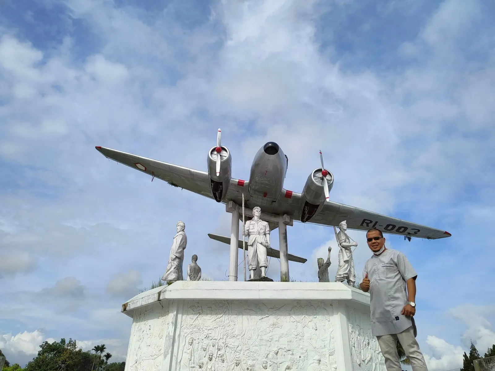 Mengunjungi Monumen Replika Pesawat Avro Anson RI003