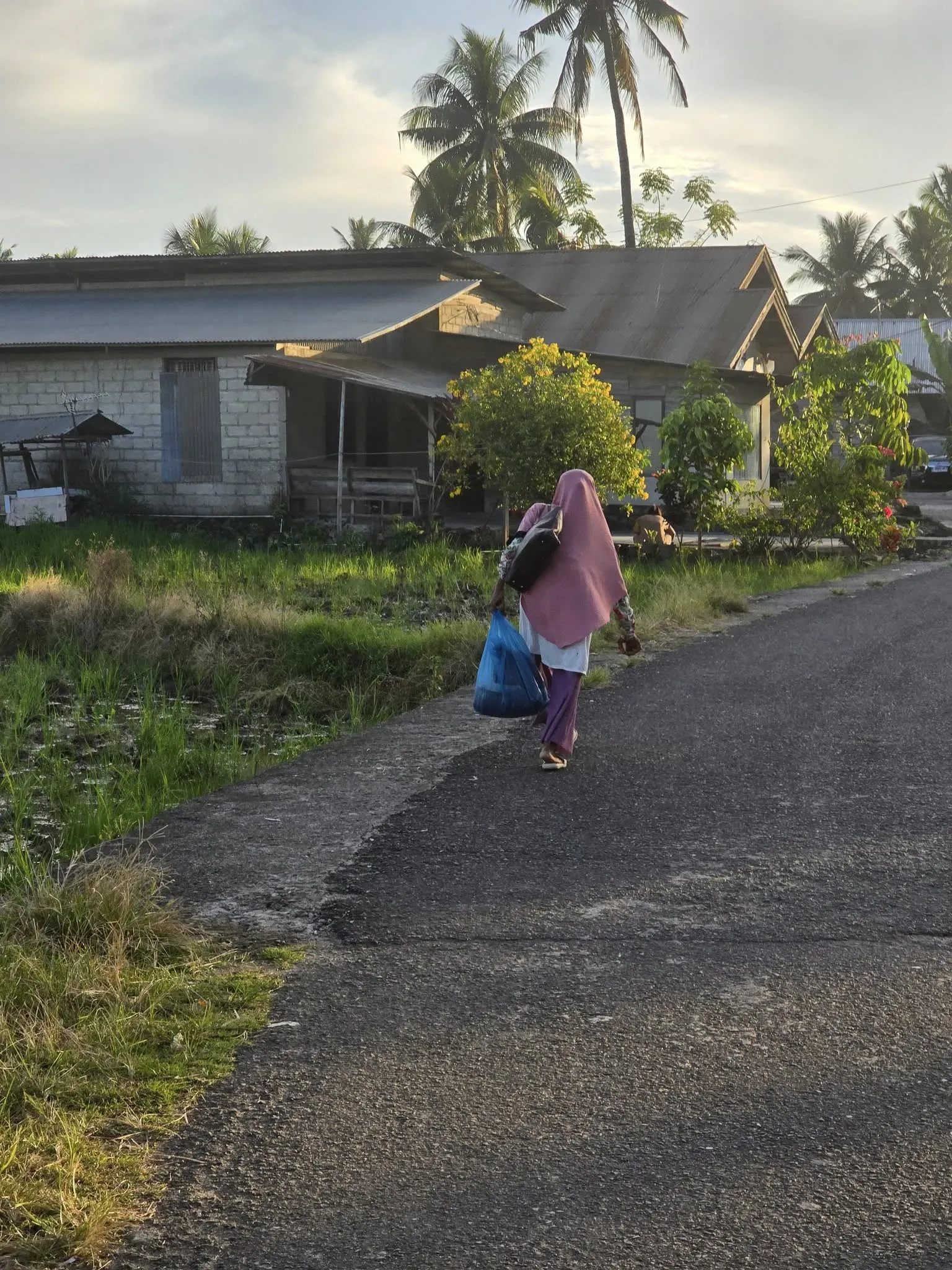 Lebih Baik Lelah daripada Diam: Refleksi dari Seorang Nenek di Pinggir Kota