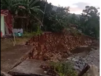 Jalan menuju SDN 22 yang Terban (semua badan jalan hanyut tergerus banjir